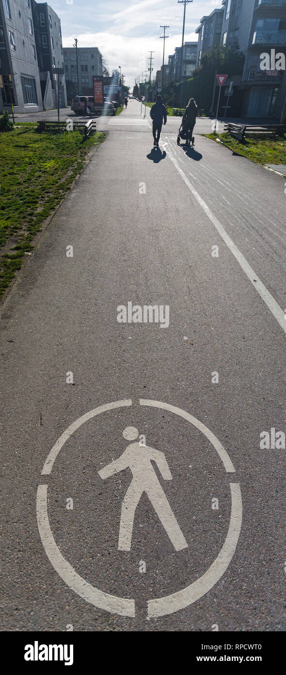 Gemalte Zeichen auf Asphalt für Fußgänger Lane. Stockfoto