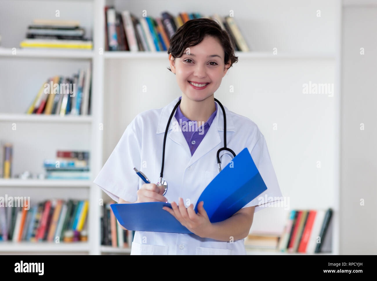 Lachen deutsche Krankenschwester bei der Arbeit im Krankenhaus Stockfoto