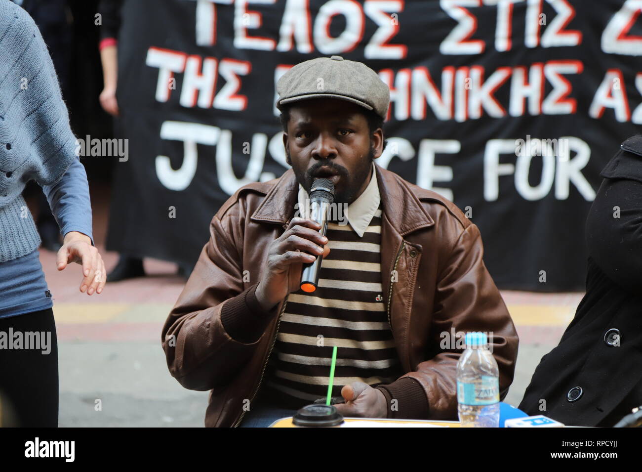 Athen, Griechenland. 21 Feb, 2019. Anti rassistische Demonstranten organisiert eine Pressekonferenz und ein Protest vor dem Omonoia Polizeistation, die nach den letzten Tod des 32 Jahre alten Nigerianischen Immigranten Ebuke Mamasubek, dass festgenommen wurde. Credit: George Panagakis/Pacific Press/Alamy leben Nachrichten Stockfoto