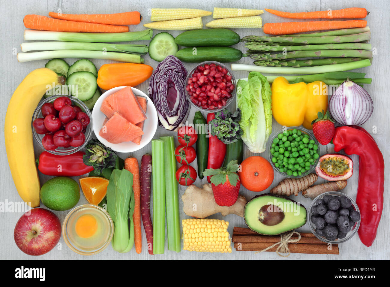 Super Food Konzept für ein gesundes Leben mit frischen Lachs, Milchprodukte, Obst, Gemüse und Gewürze. Stockfoto