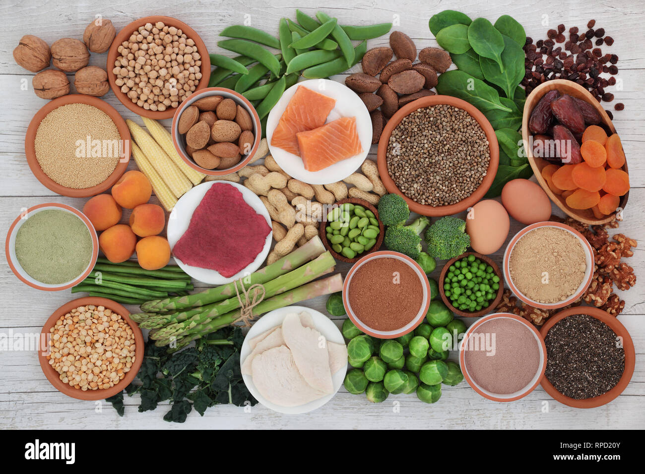 Health Food high in Protein mit Fleisch, Fisch, Milchprodukte, Hülsenfrüchte, Gemüse, Trockenobst, Getreide, zu ergänzen, zu Pulver, Samen und Nüsse. Stockfoto