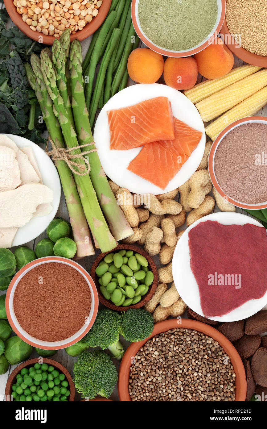 Proteinreiche Lebensmittel Auswahl mit Fleisch, Fisch, Hülsenfrüchte, Gemüse, Obst, zu ergänzen, zu Pulver, Körner und Samen. Stockfoto
