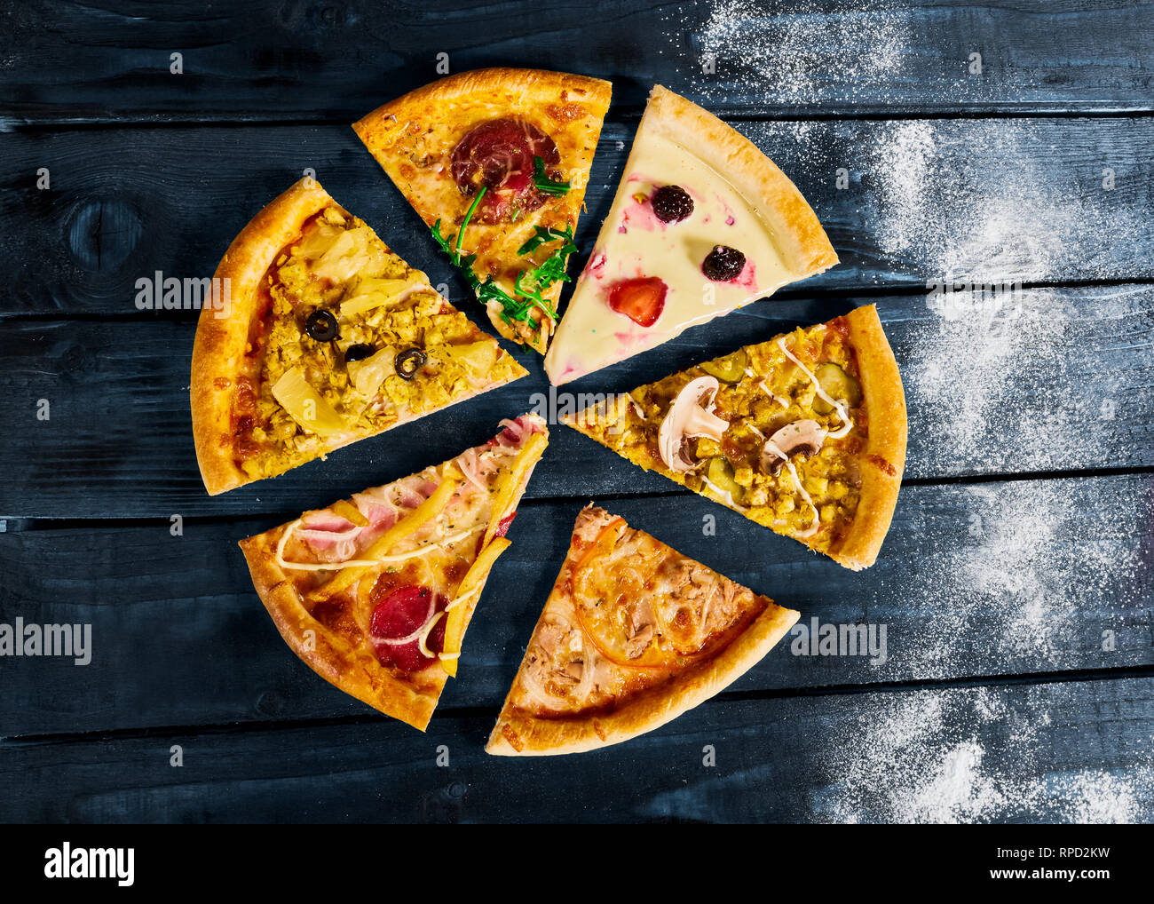 Ein paar Stücke von Pizza auf grauem Hintergrund Stockfoto