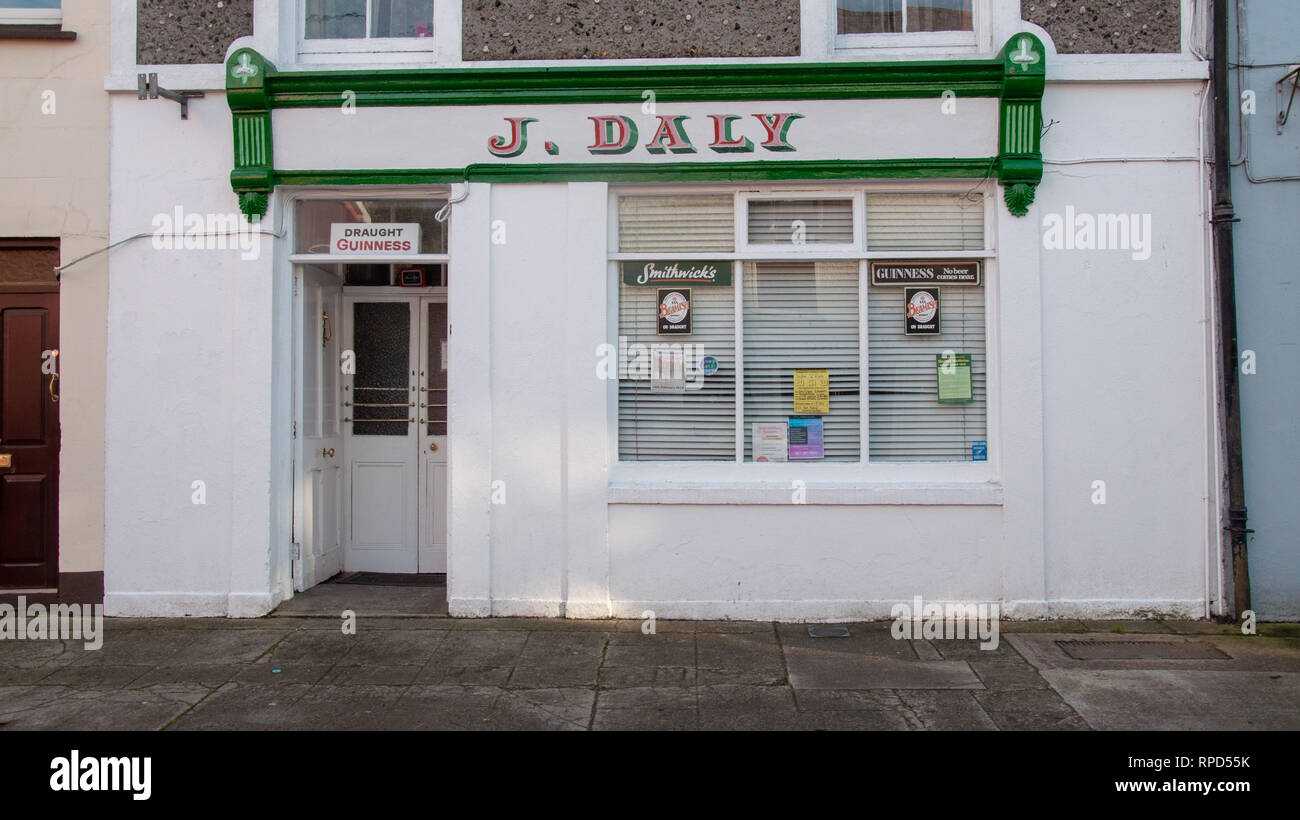 J. in Daly's traditionelle Bar im Dorf Ballydehob, West Cork, Irland. Stockfoto