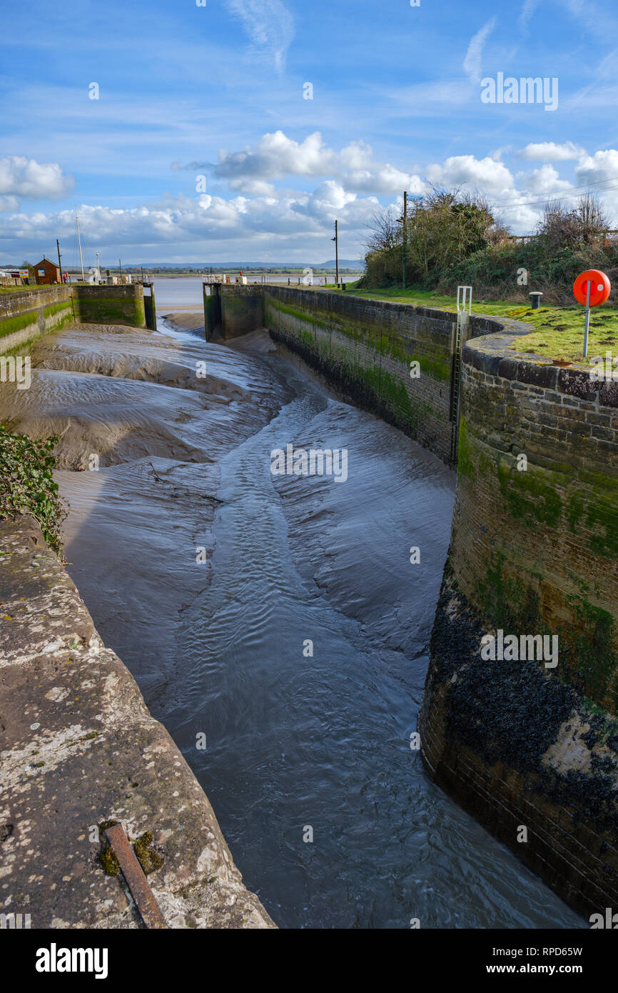 Ebbe in den letzten Becken der Lydney Canal, wo Sie auf den Fluss Severn. Stockfoto