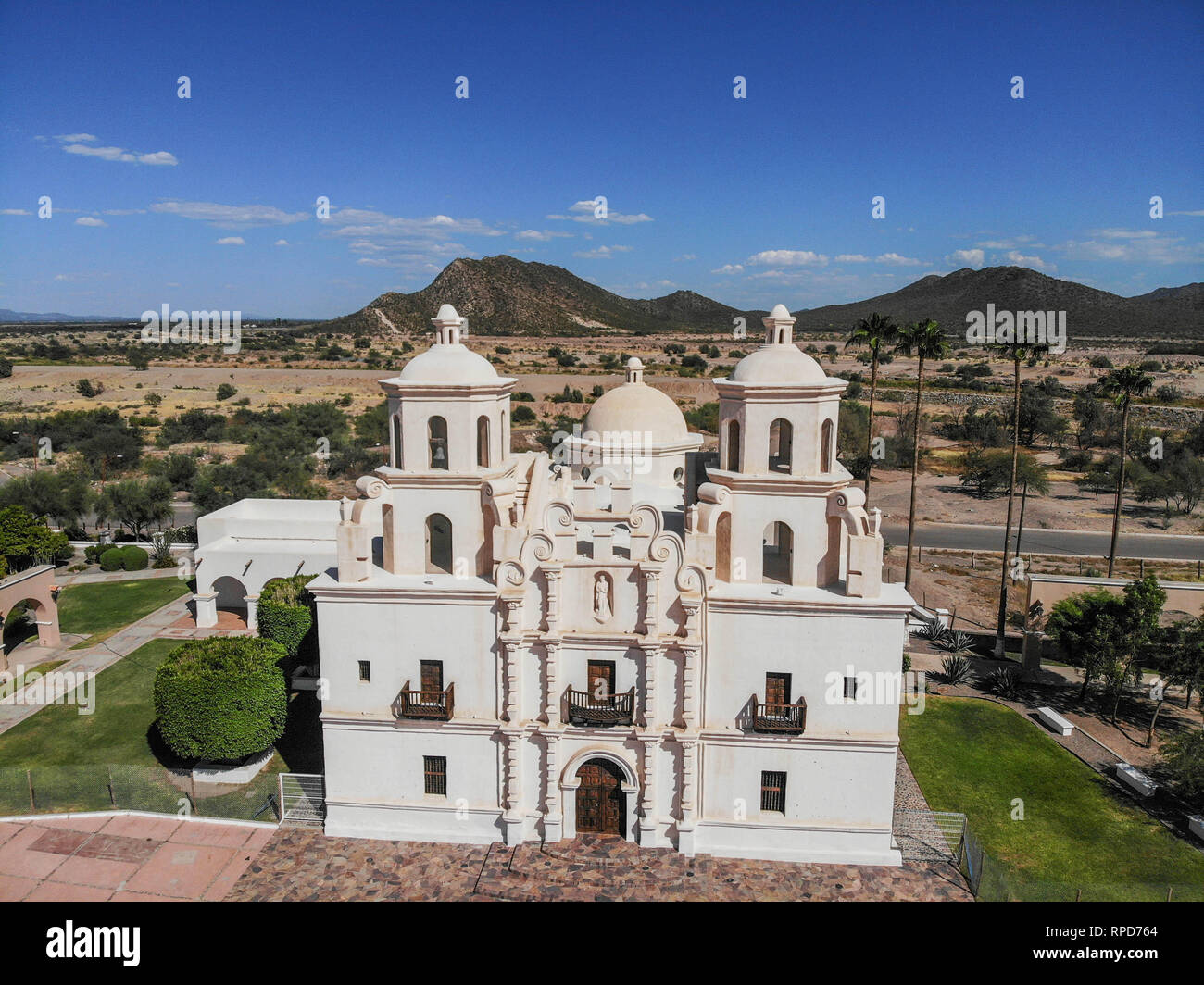 Historische Tempel von der Unbefleckten Empfängnis der Gottesmutter von Caborca in Sonora Mexiko. Alte Kirche von Caborca auf dem öffentlichen Platz. Stockfoto