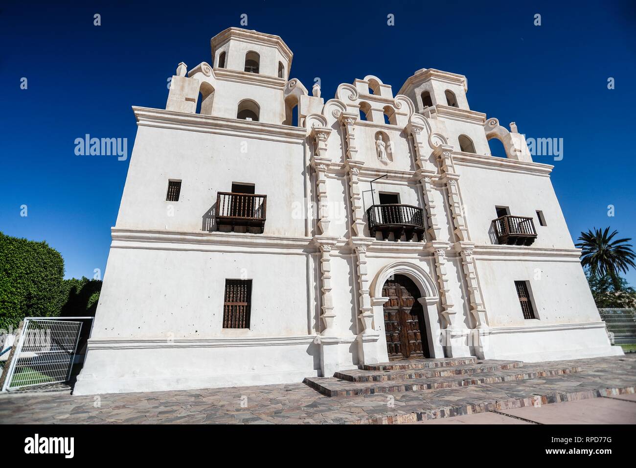 Historische Tempel von der Unbefleckten Empfängnis der Gottesmutter von Caborca in Sonora Mexiko. Alte Kirche von Caborca auf dem öffentlichen Platz. Stockfoto