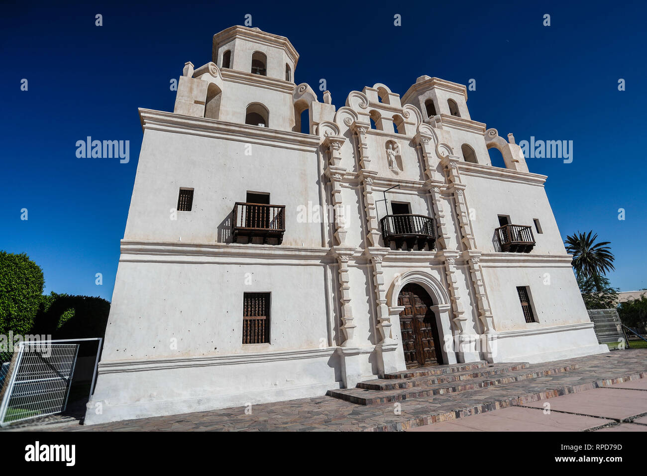 Historische Tempel von der Unbefleckten Empfängnis der Gottesmutter von Caborca in Sonora Mexiko. Alte Kirche von Caborca auf dem öffentlichen Platz. Stockfoto