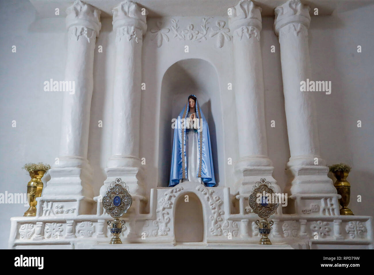 Historische Tempel von der Unbefleckten Empfängnis der Gottesmutter von Caborca in Sonora Mexiko. Alte Kirche von Caborca auf dem öffentlichen Platz. Stockfoto