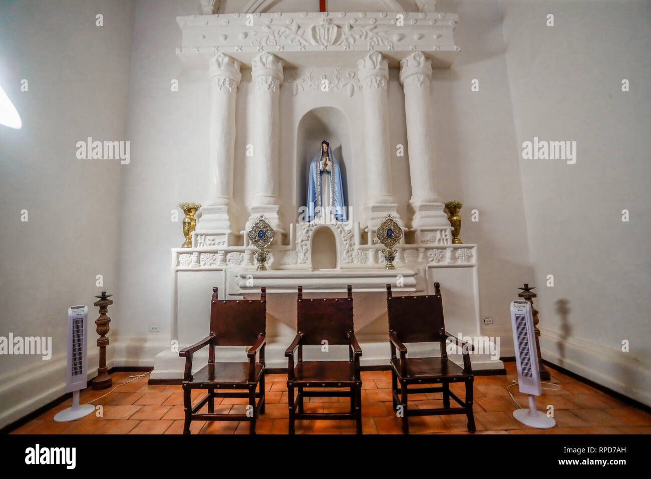 Historische Tempel von der Unbefleckten Empfängnis der Gottesmutter von Caborca in Sonora Mexiko. Alte Kirche von Caborca auf dem öffentlichen Platz. Stockfoto