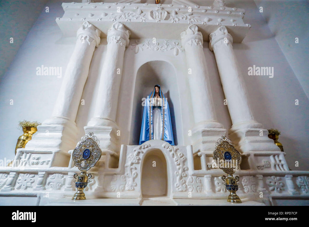 Historische Tempel von der Unbefleckten Empfängnis der Gottesmutter von Caborca in Sonora Mexiko. Alte Kirche von Caborca auf dem öffentlichen Platz. Stockfoto