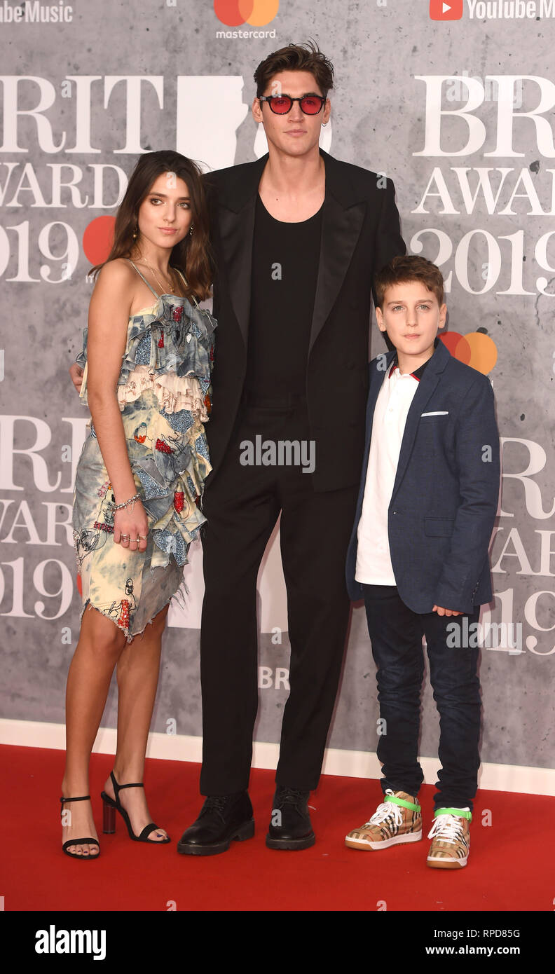 Foto muss Gutgeschrieben © Alpha Presse 079965 20/02/2019 Isaac, Carew mit Rina Lipa und Gjin Lipa der Brit Awards 2019 in der O2 Arena in London Stockfoto Foto muss Gutgeschrieben © Alpha Presse 079965 20/02/2019 Isaac, Carew mit Rina Lipa und Gjin Lipa der Brit Awards 2019 in der O2 Arena in London Stockfoto