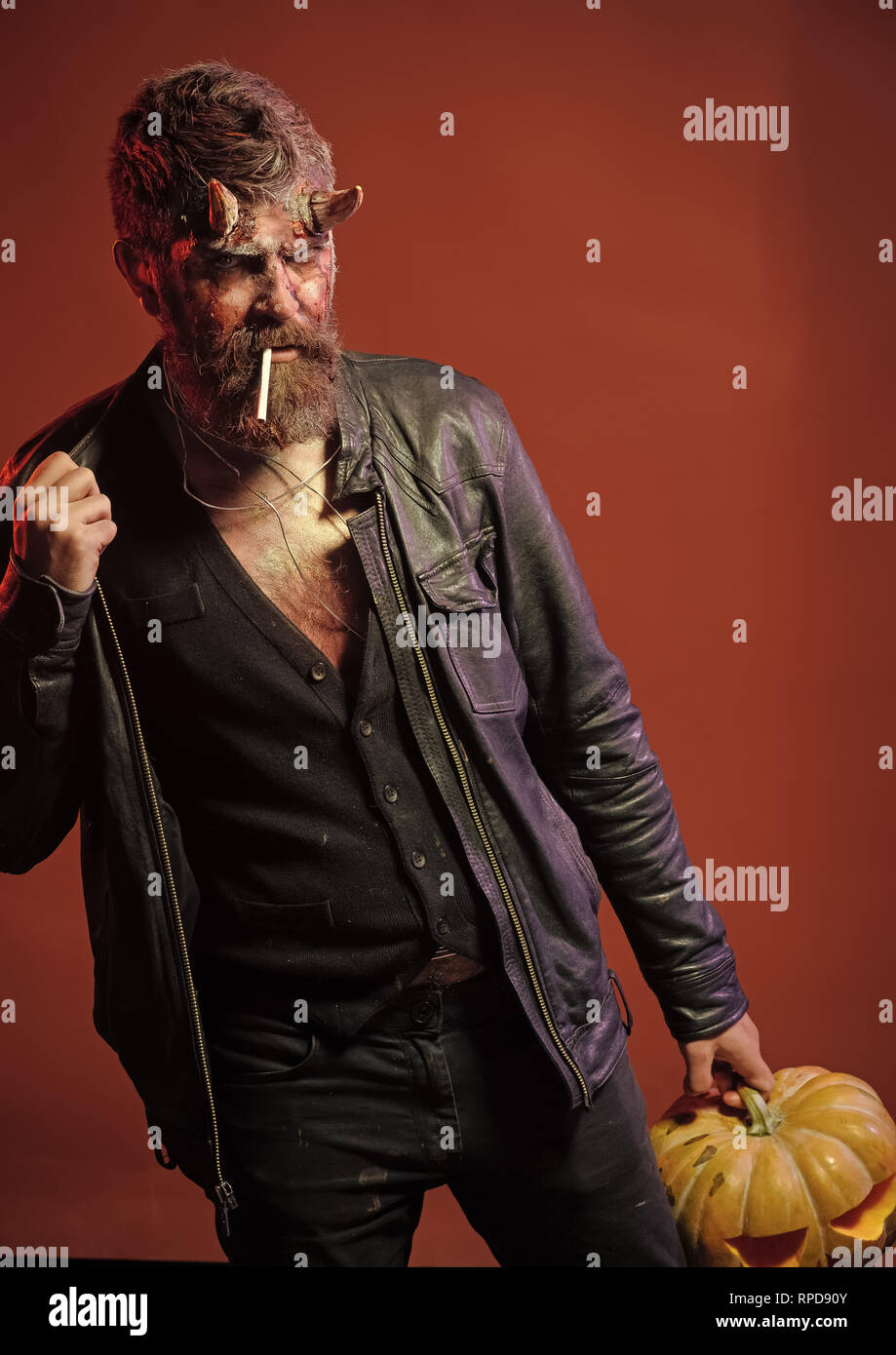 Halloween Mann mit satan Hörner rauch Zigarette Stockfotografie - Alamy