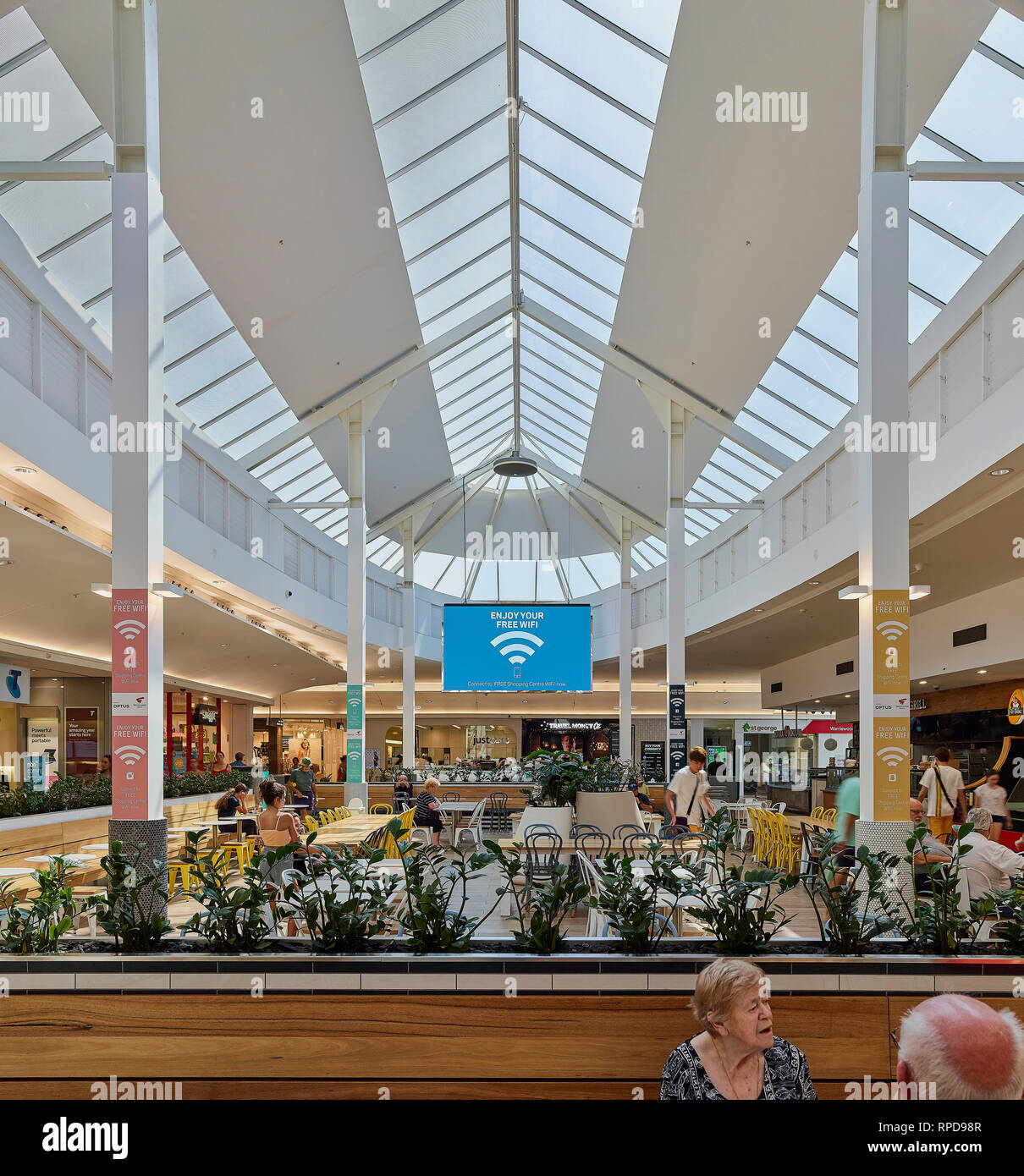 Food Court im Atrium. Warriewood Square, Sydney, Australien. Architekt: BN Group, 2019. Stockfoto