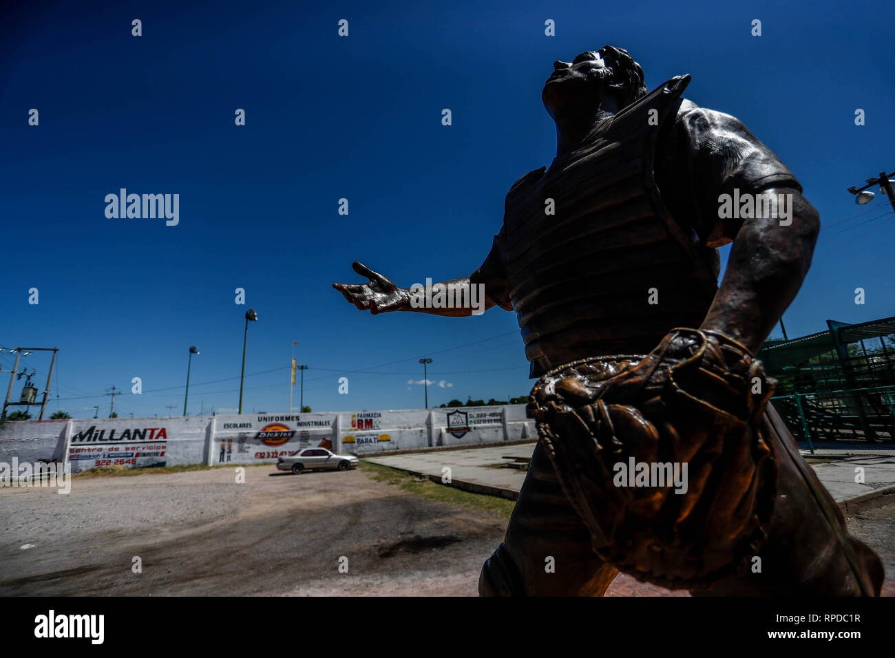 Statue der Spieler, war legendär Naranjero, Sergio Robles, dieser Empfänger als Tribut in seinem gebürtigen Magdalena de Kino. Sergio "Kalimán" Robles war der erste Major League Spieler aus diesem Land und Symbol der Naranjeros de Hermosillo. Dieses Denkmal ist außerhalb des "Padre Kino" Stadion. Statue filding Eine hohe in der Mexikanischen Baseball. Estatua del jugador que fue legendäre Rezeptor Naranjero, Sergio Robles, esto Como un Homenaje en su natal Magdalena de Kino. Sergio "Kalimán" Robles fue Primer ligamayorista originario de esa Tierra y símbolo de Los Naranjeros de Hermosillo. Este mon Stockfoto