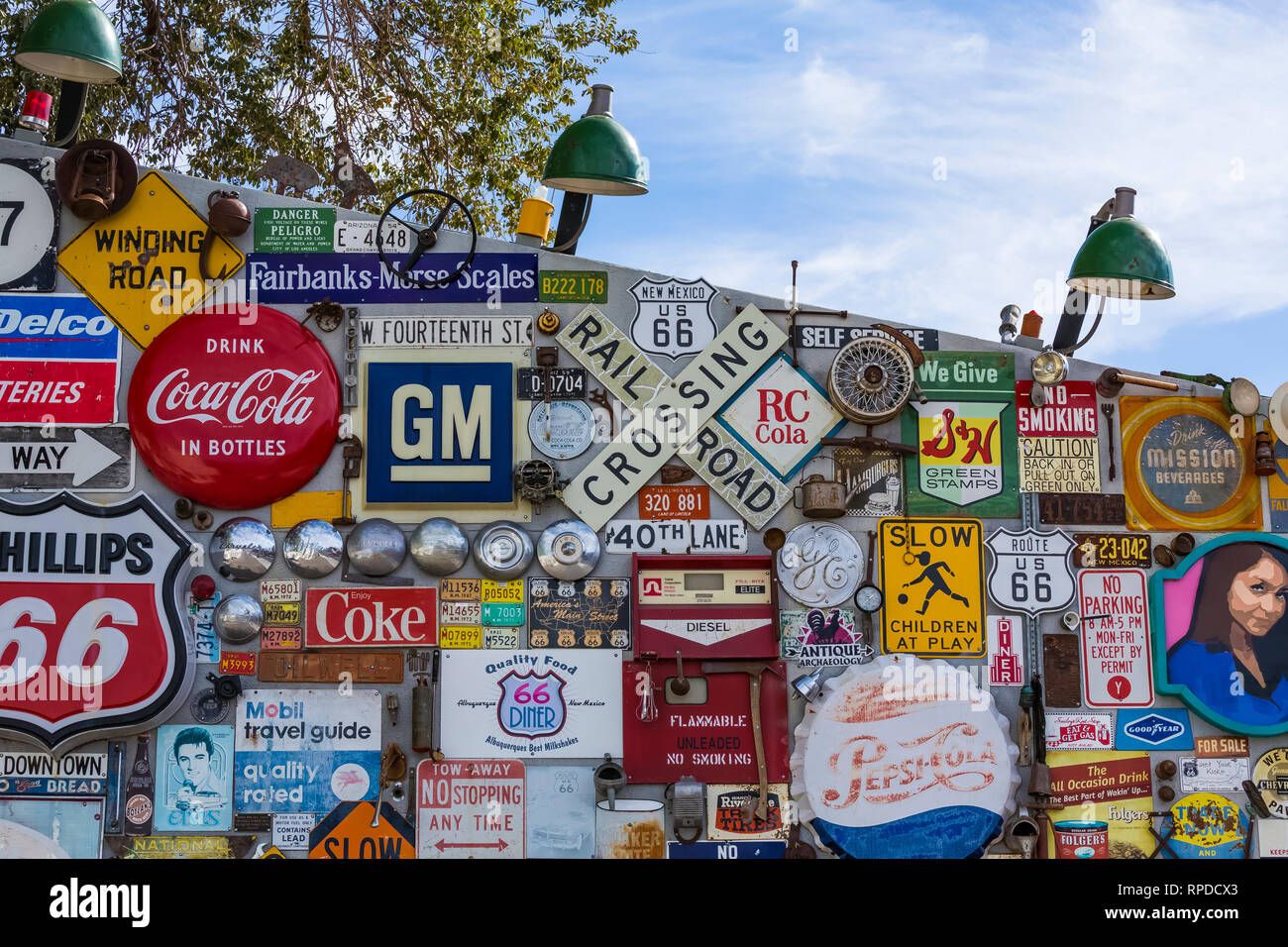 Sammlung von antiken Autobahn und kommerziellen Zeichen hinter 66 Diner, einen nostalgischen Restaurant entlang der historischen Route 66 in Albuquerque, New Mexico, USA [No Stockfoto