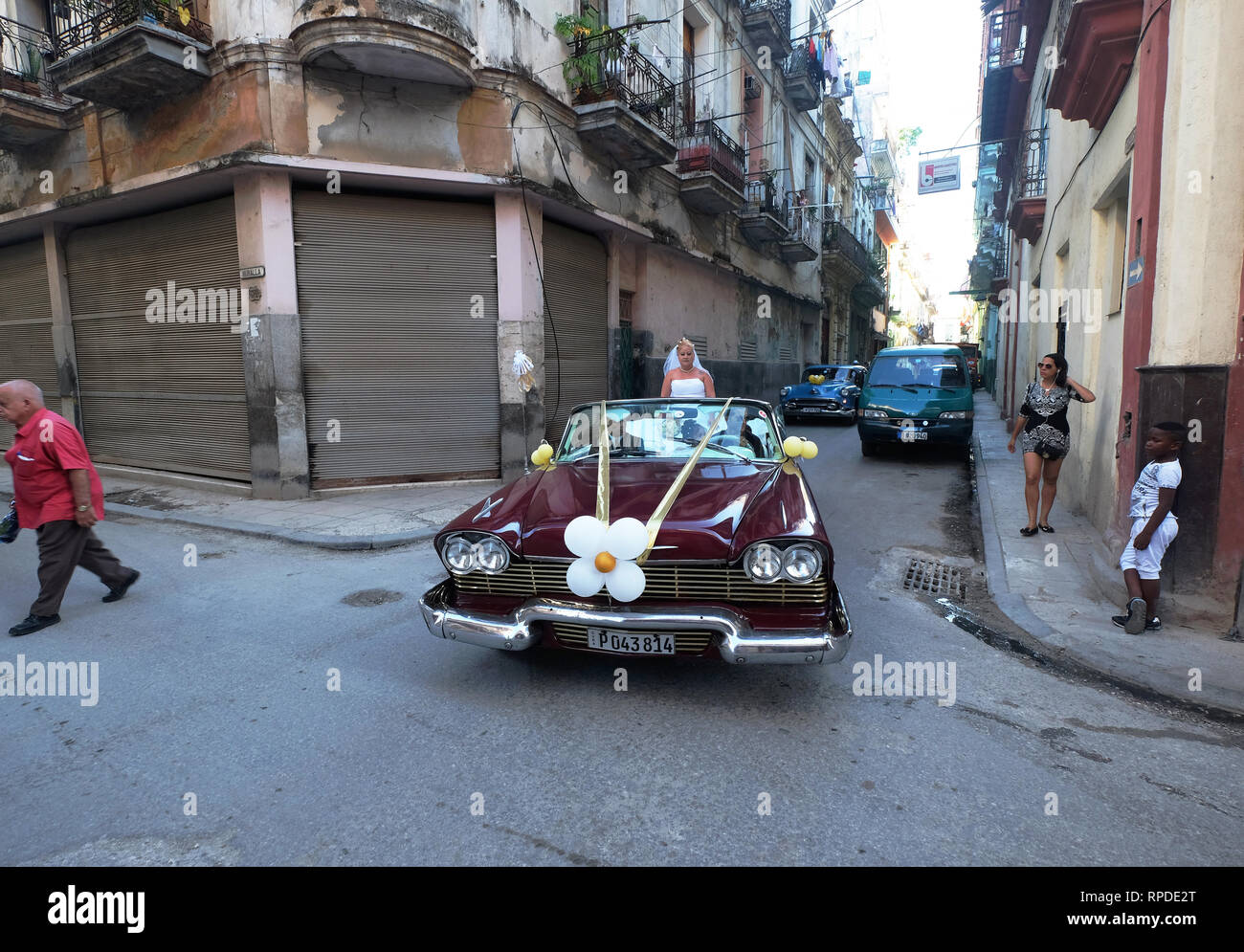 Jungverheiratete Paare feiern ihre Hochzeit mit einer Tour von Havanna in einem oben offenen Classic Car, Habana Vieja, Kuba Stockfoto