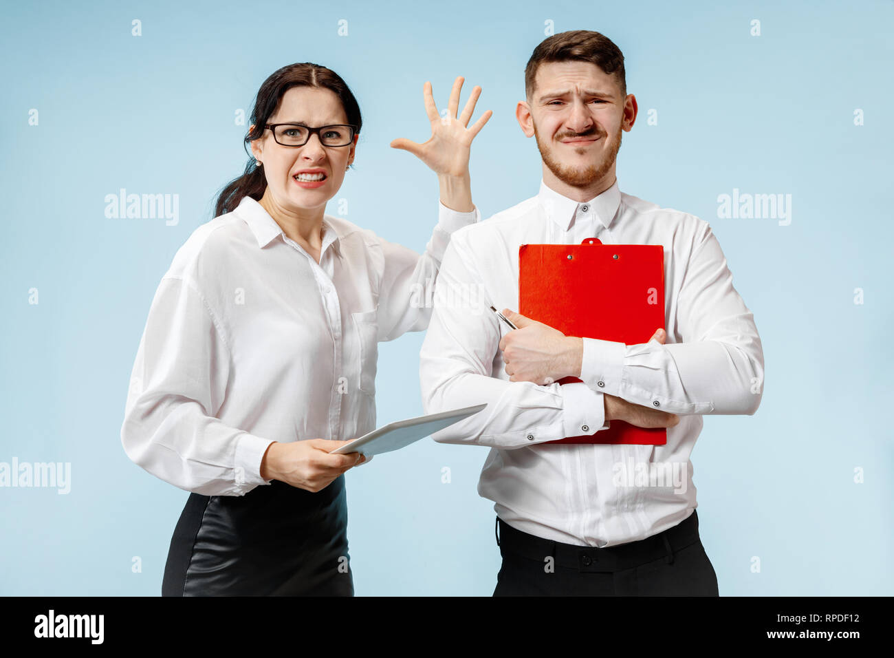 Angry Chef. Frau und seiner Sekretärin im Büro oder Studio. Geschäftsfrau schreiend zu seinen Kollegen. Weibliche und männliche kaukasischen Modelle. Amt Beziehungen Konzept, menschliche Emotionen Stockfoto