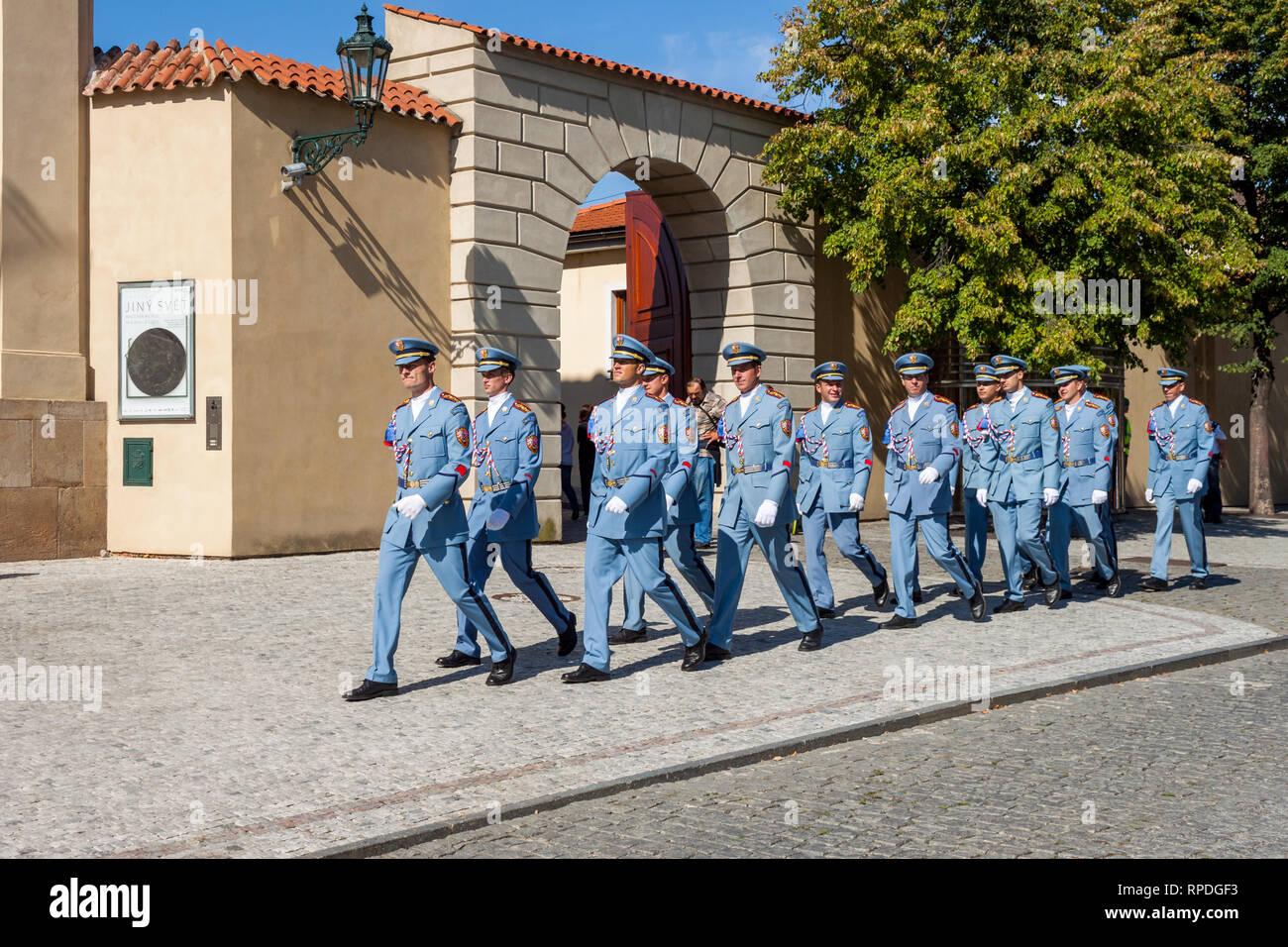 Prag, Tschechische Republik - 16 September 2012: Männer in blauer Uniform marschieren außerhalb der Prager Burg (Pražský hrad) an einem heißen Tag im Sommer Stockfoto