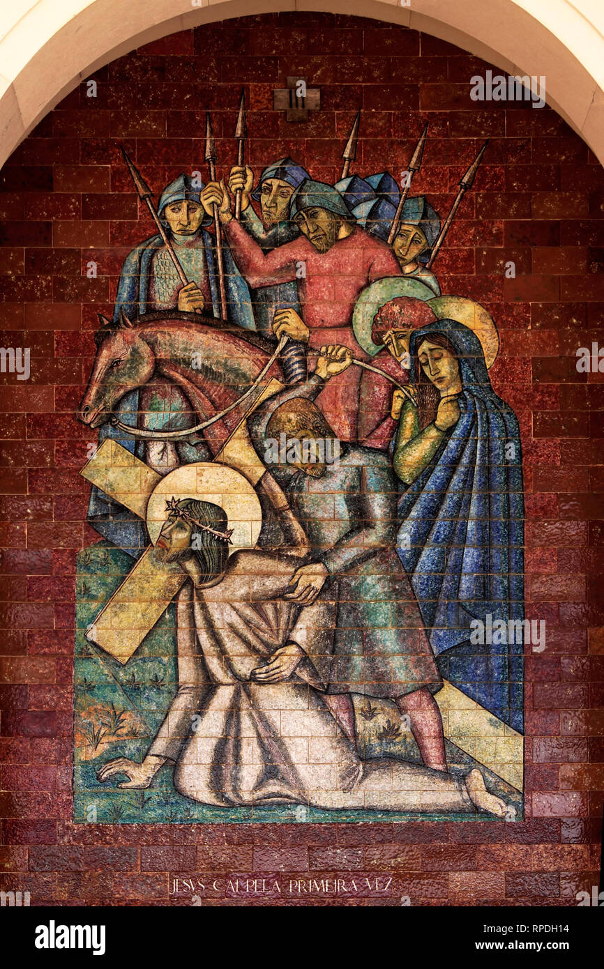 Stationen des Kreuzes: Jesus fällt zum ersten Mal; ein Panel von portugiesischen Kacheln vor dem Heiligtum von Fatima Stockfoto