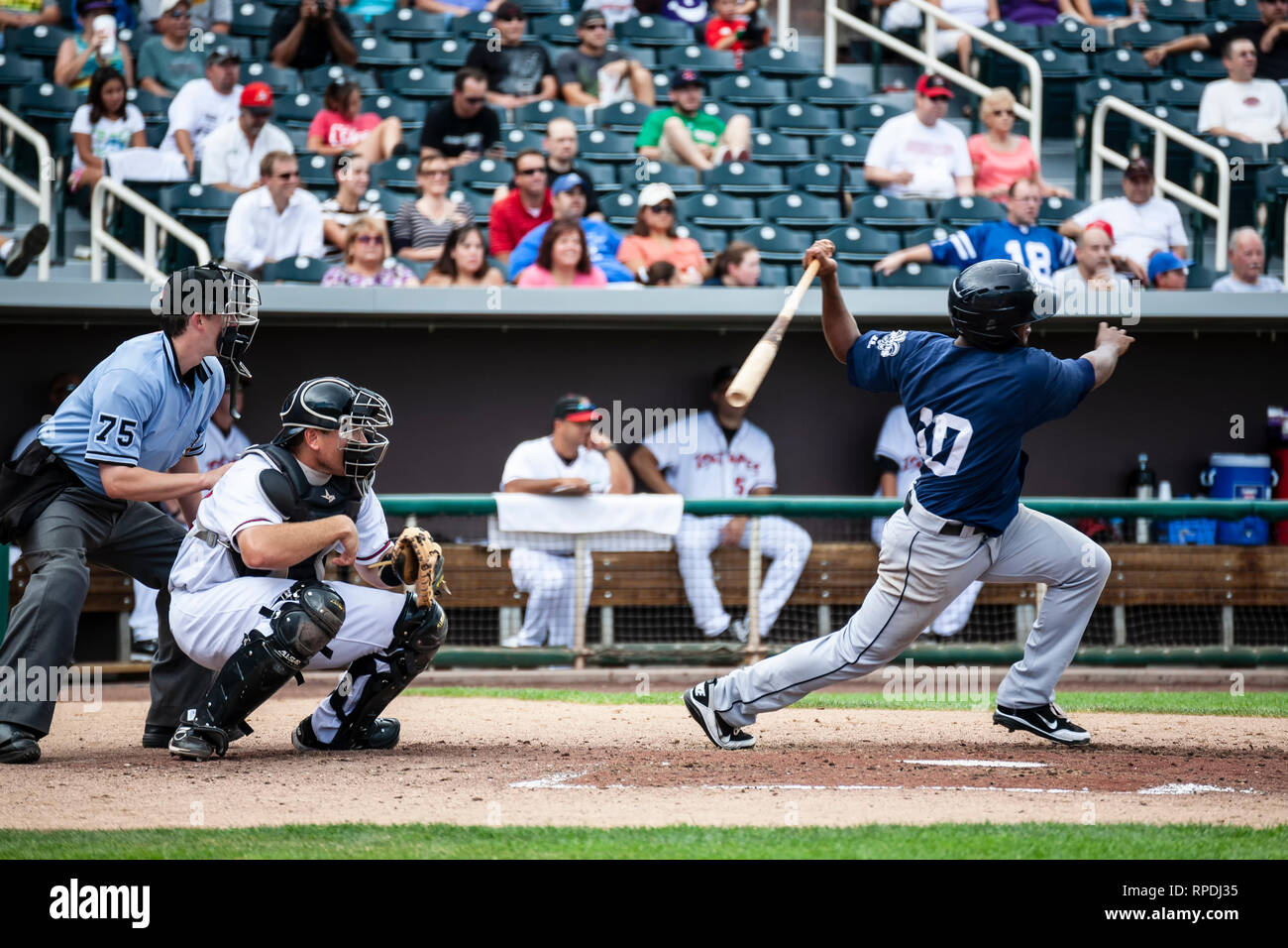 Isotope (weißen Uniformen) Baseball-Spiel, Isotope Park, Albuquerque, New Mexico, Vereinigte Staaten Stockfoto