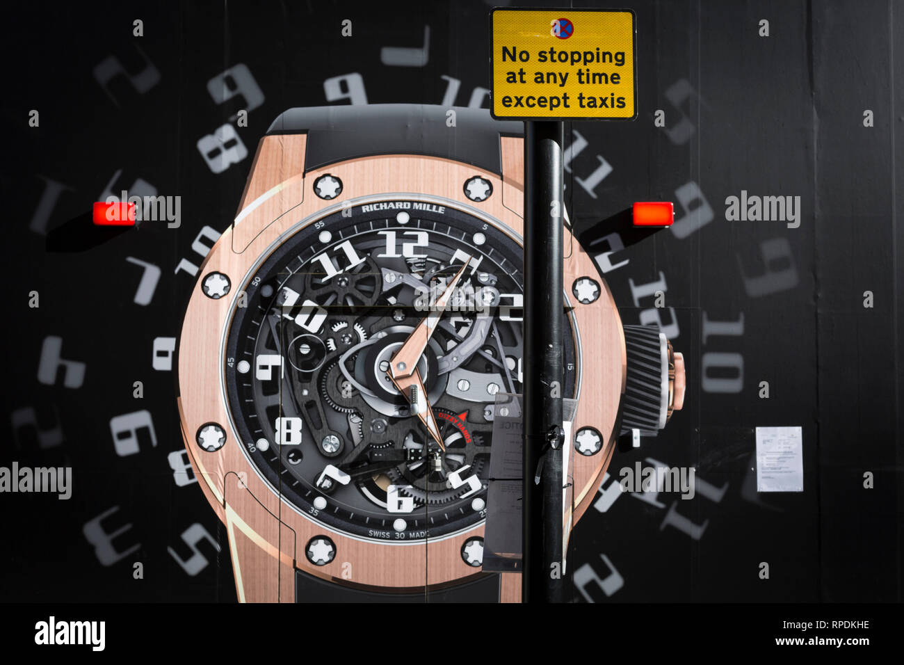 Der Bau das Horten von einer Uhr und ein Hinweis zum Parken Zeiten außerhalb der neuen Richard Mille Shop in der Bond Street, am 19. Februar 2019 in London, England. Stockfoto