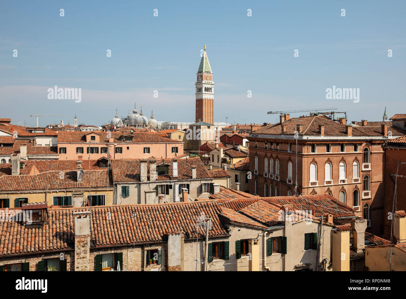 Einen der schönsten Ausblicke in Venedig ist die atemberaubende Scala Contarini del Bovolo mit Blick auf die Gebäude zu San Marco. Stockfoto