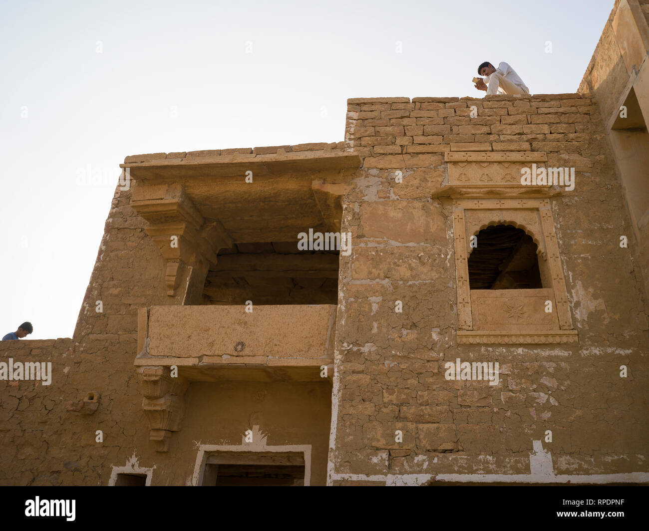 Low Angle View von Gebäude in Kuldhara - ein verlassenes Dorf in Jaisalmer, Jaisalmer, Indien Stockfoto