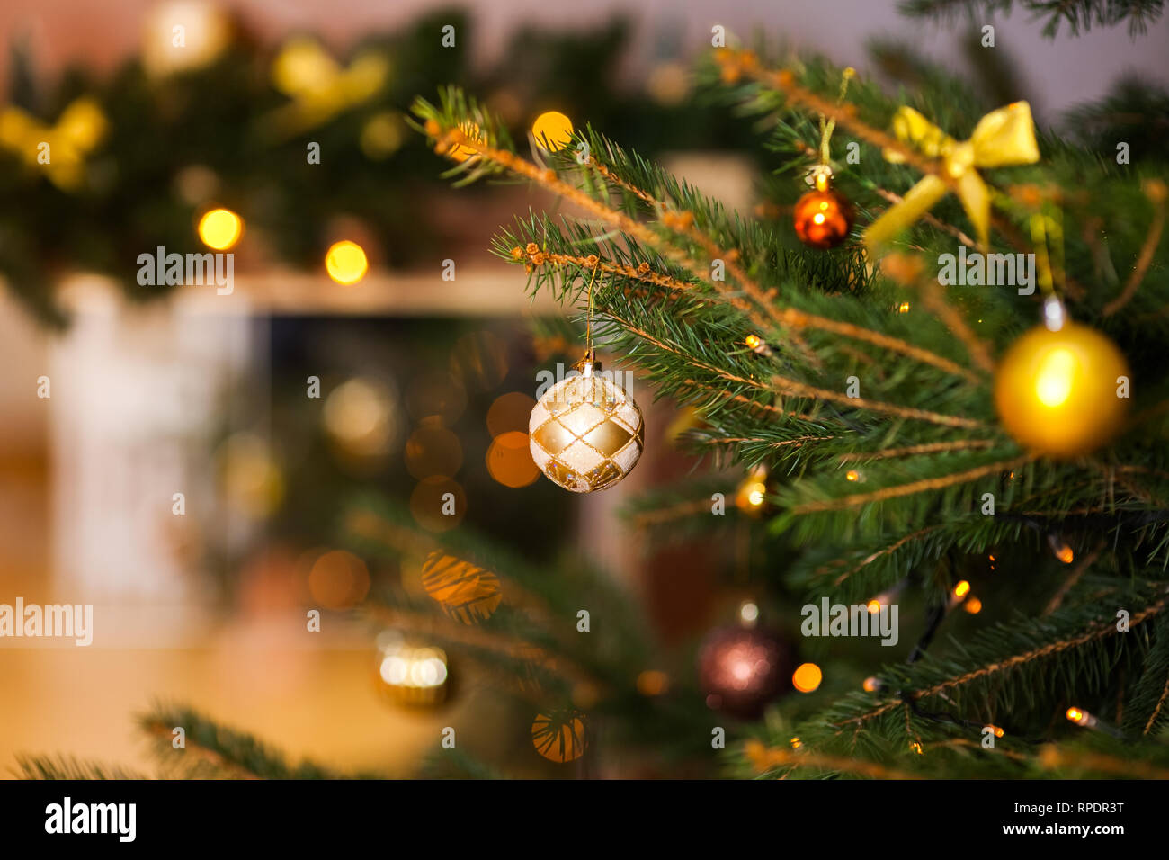 Weihnachten Hintergrund mit Fir Tree Branches, Weihnachten Dekoration, und goldenen Glas große und kleine Bälle mit Schleife. Golden boke auf Hintergrund Stockfoto