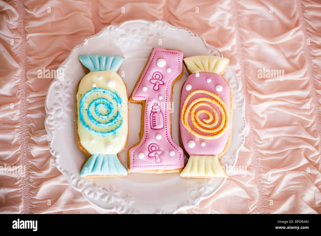 Candy Bar zum ersten Geburtstag für kleine Baby Mädchen oder Junge. Süß und  schön Gelb und Blau Kekse auf dem rosa Tabelle, kleine leckere blaue Macaro  Stockfotografie - Alamy