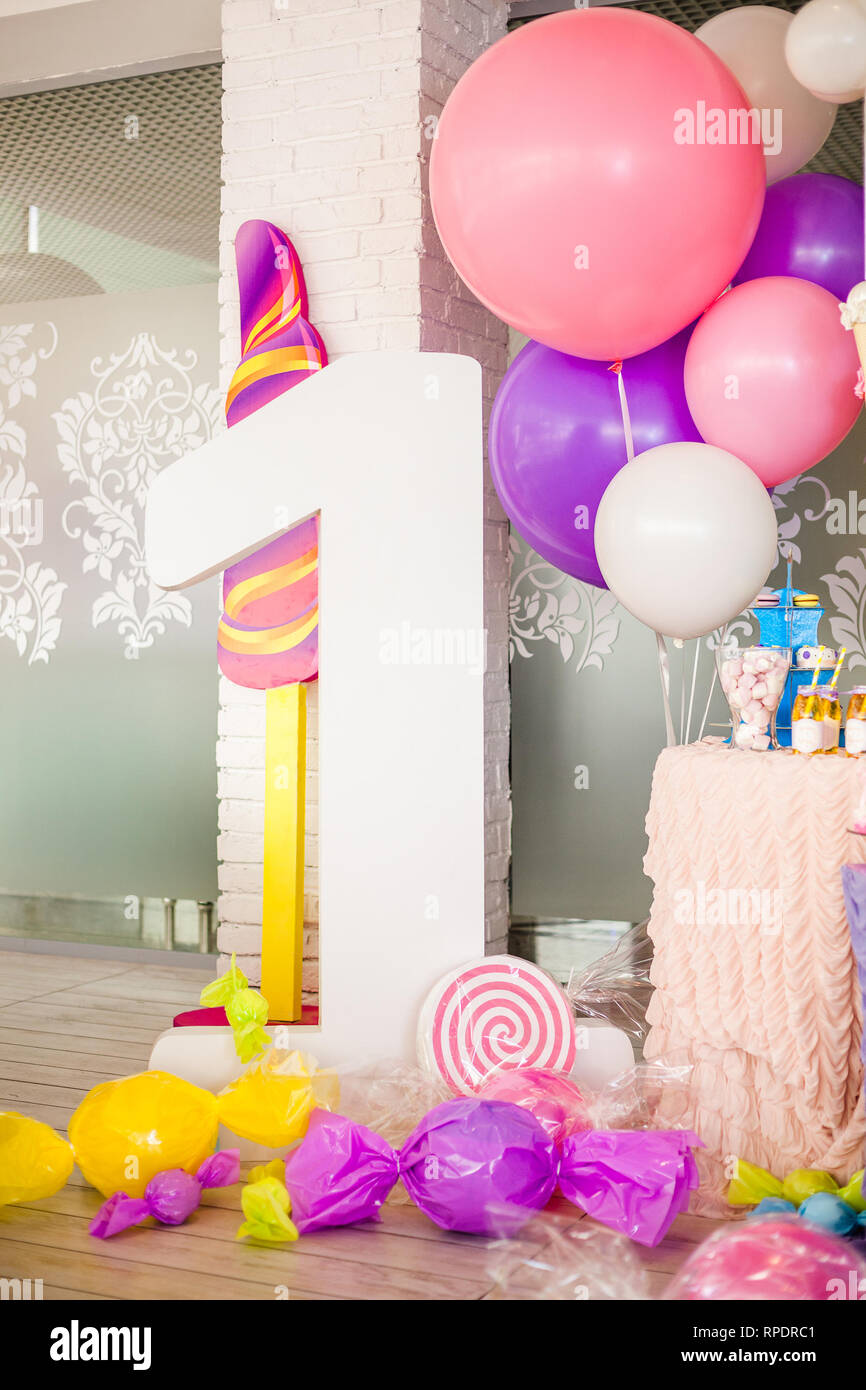 Geburtstag Konzept Schokoriegel Fur Kinder Riesige Nummer Eins Tisch Mit Sussigkeiten Und Desserts Cloud Von Ballons Und Eis Eine Menge Farbige Stockfotografie Alamy