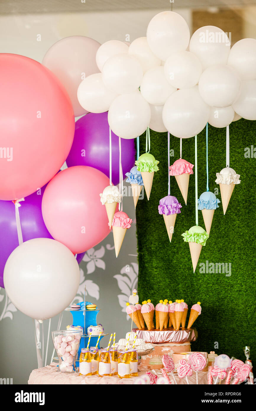 Geburtstag Konzept Schokoriegel Fur Kinder Riesige Nummer Eins Tisch Mit Sussigkeiten Und Desserts Cloud Von Ballons Und Eis Eine Menge Farbige Stockfotografie Alamy