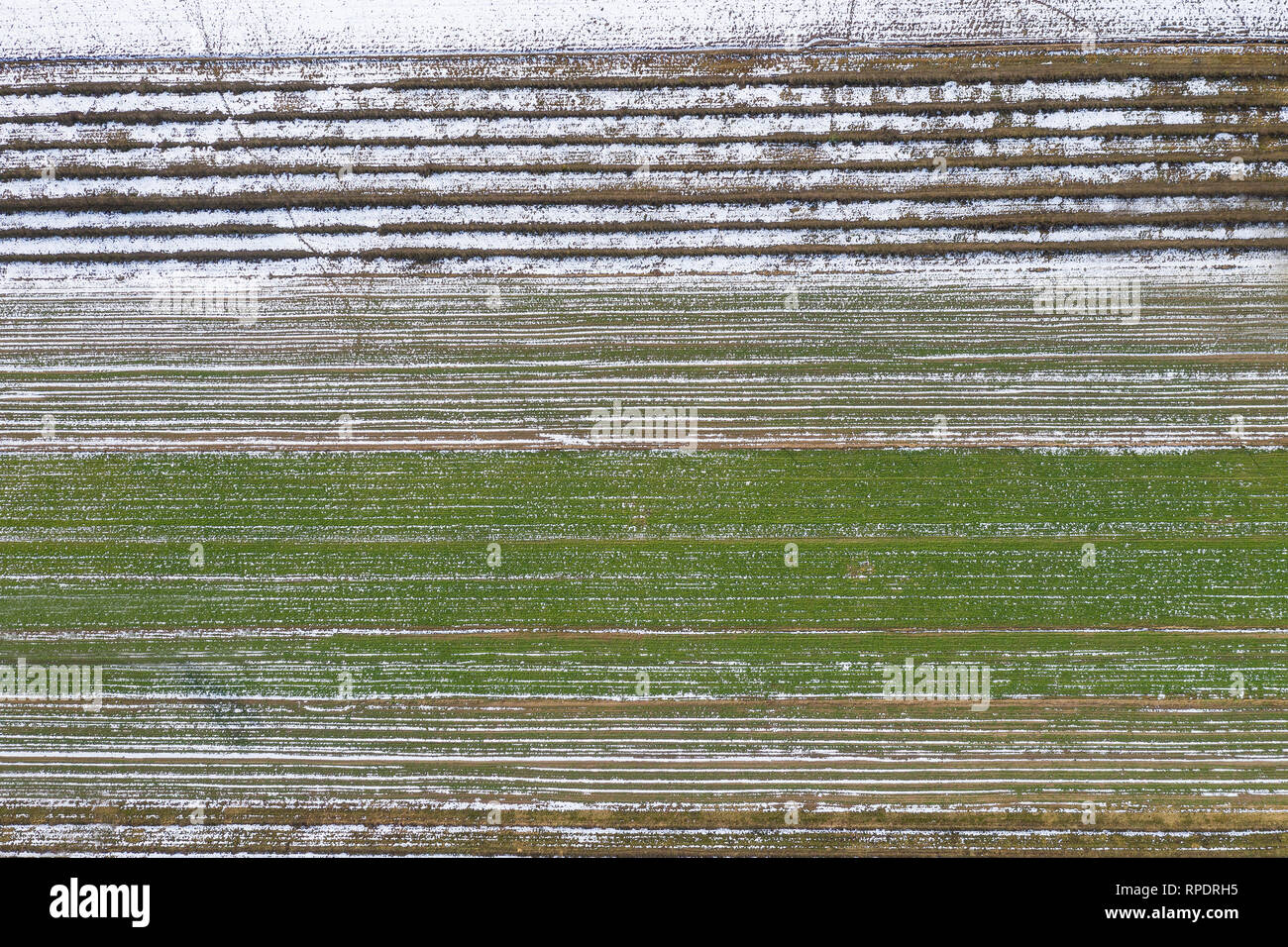 Blick von oben auf die schneebedeckte Felder. natürliche Hintergrund Stockfoto