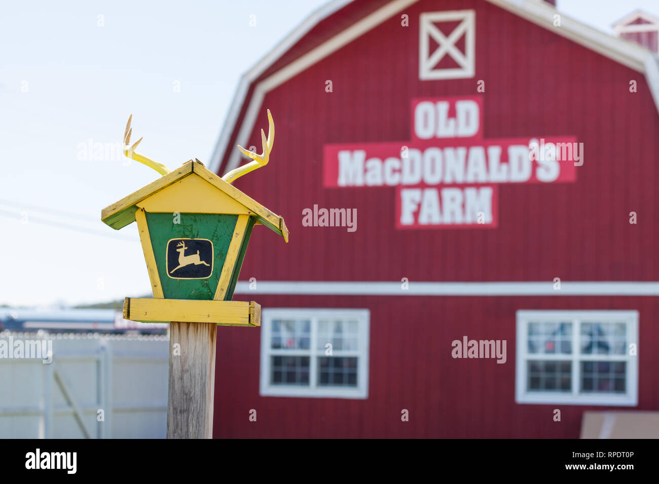 In Rapid City, South Dakota - 10. Juni 2014: ein hausgemachtes Bird House - Gelb und Grün mit einem John Deer Aufkleber und Rotwild Hörner auf der Oberseite als Bird Barsch Stockfoto