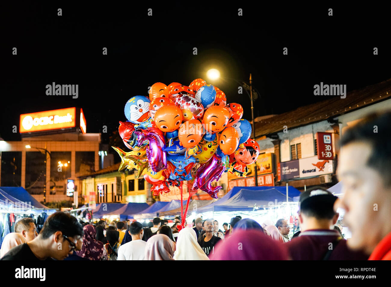 JOHOR, MALAYSIA - Februar 2019: Street Scene von massivepeople an Pasar Carat oder Flohmarkt Markt während des chinesischen neuen Jahres Urlaub in Johor Baharu, Stockfoto