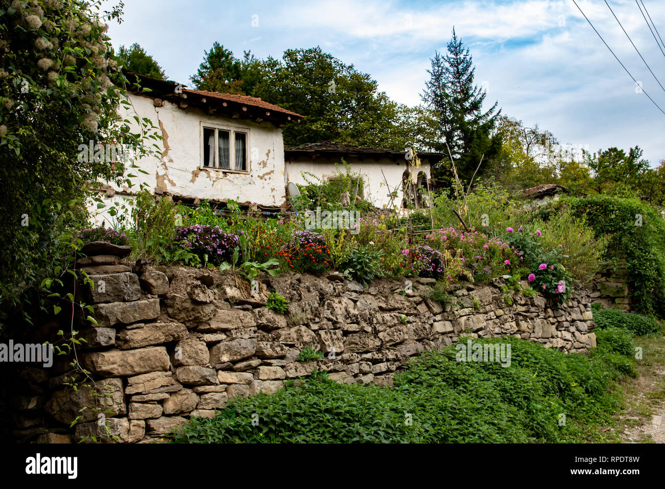 Die Gostusa, oder Stone Village, einem verlassenen und alt, mit zerstörten Häuser und immer weniger Bewohner, die Landschaft widersetzen sich der Zahn der Zeit. Stockfoto