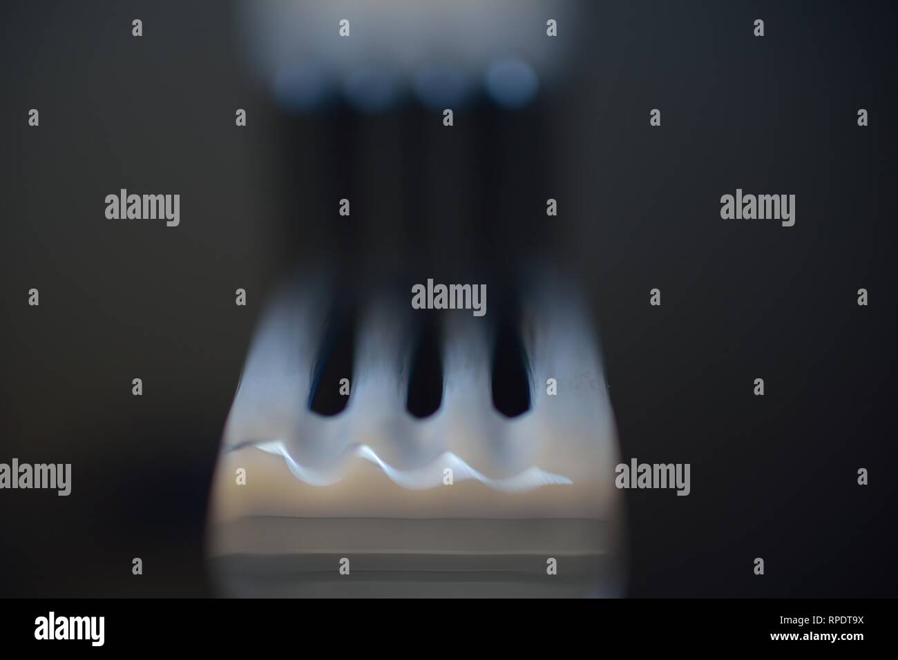 Eine Reflexion der Schlange geformte Bild auf der Gabel Stockfoto