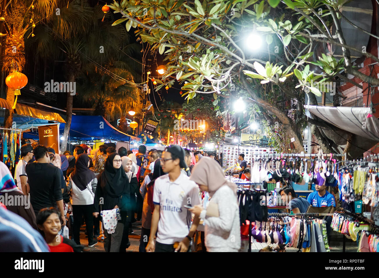 JOHOR, MALAYSIA - Februar 2019: Street Scene von massivepeople an Pasar Carat oder Flohmarkt Markt während des chinesischen neuen Jahres Urlaub in Johor Baharu, Stockfoto