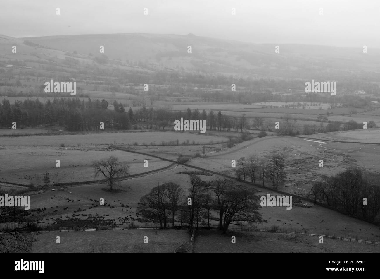 Bauernhof in der Nähe von castleton von den Pisten von Mam Tor, Derbyshire, UK. Stockfoto