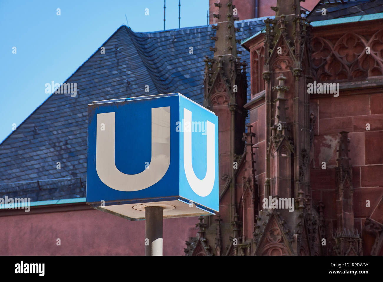 Blau und Weiß u-Zeichen in der Stadt Frankfurt, Deutschland Stockfoto