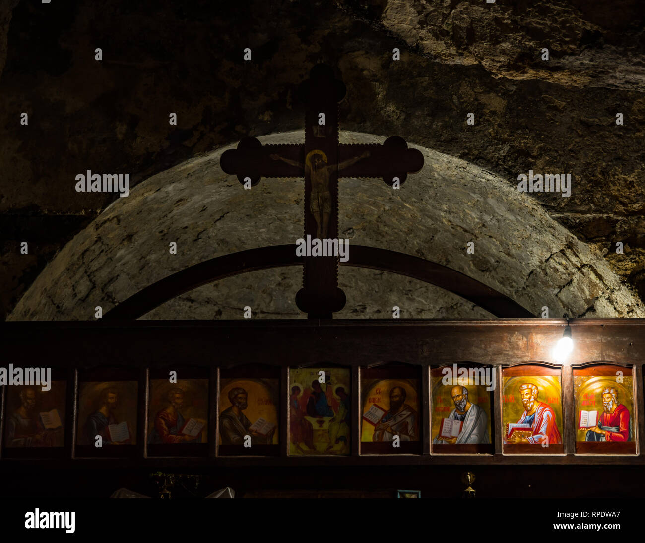 Symbole der Heiligen in der Kirche von St. Petar und Pavle, in der Höhle, in der Ortschaft Rsovci, auf dem alten Berg, es wurde im 13. Jahrhundert Stockfoto