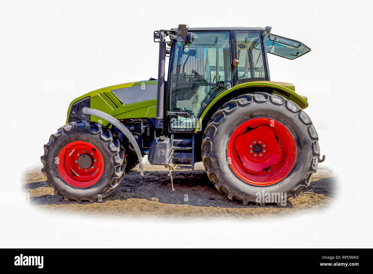Leistungsstarke Traktor für verschiedene landwirtschaftliche Arbeiten. Fotos von der Seite einer landwirtschaftlichen Maschine. Notwendige Ausrüstung für eine Molkerei. Isolierte Bild. Stockfoto