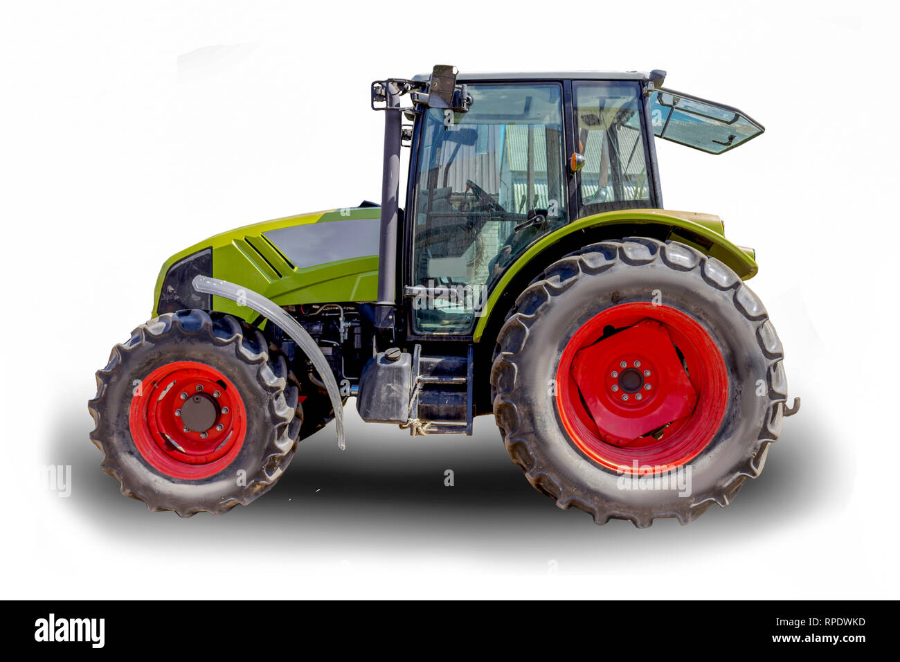 Leistungsstarke Traktor für verschiedene landwirtschaftliche Arbeiten. Fotos von der Seite einer landwirtschaftlichen Maschine. Notwendige Ausrüstung für eine Molkerei. Isolierte Bild. Stockfoto