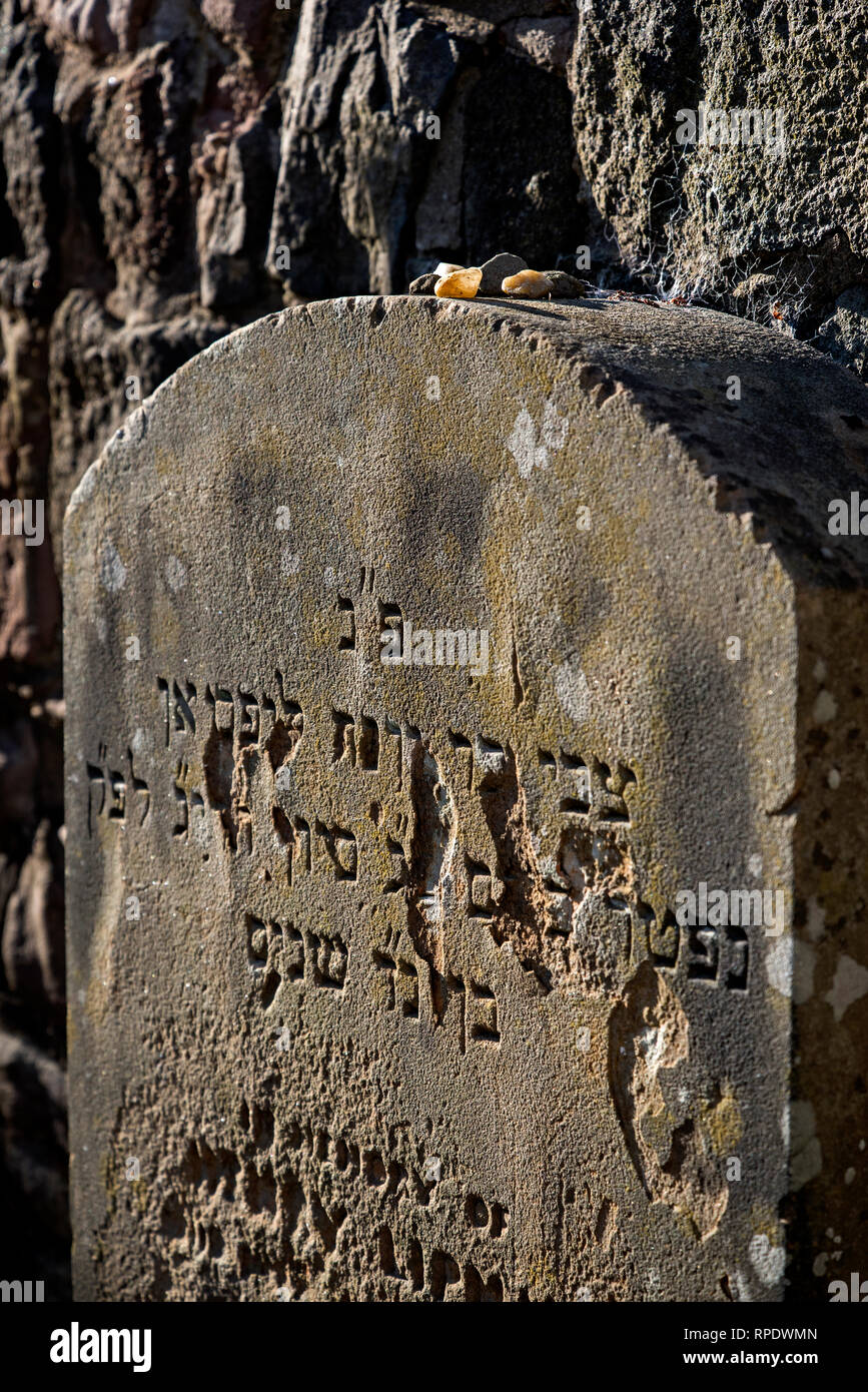 Steine platziert sich als Zeichen der Erinnerung und der Bezug auf eine jüdische Grab in Sciennes House in Edinburgh, Schottland, Großbritannien. Stockfoto