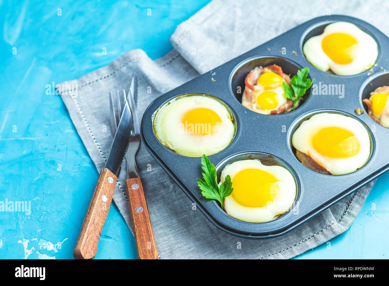 Gebackene Eier in Backformen. Portioniert Auflauf aus sowbelly Speck und Eier im italienischen Stil. Stockfoto