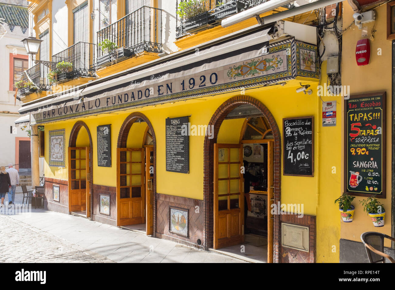 Typische Tapas Bar und Restaurant in der spanischen Stadt Sevilla Stockfoto