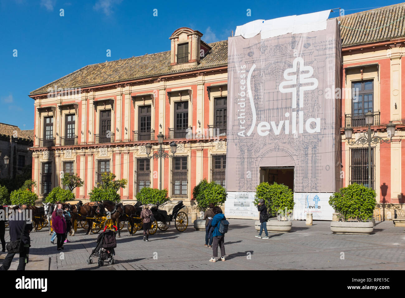 Der Palacio Arzobispal, die Häuser der Erzdiözese Sevilla Plaza Virgen de los Reyes in Sevilla Stockfoto