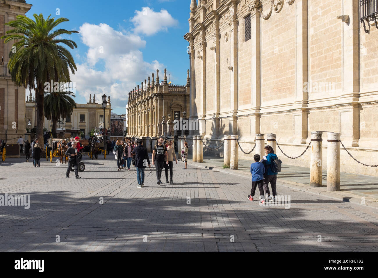 Touristen in Plaza Virgen de los Reyes in der Nähe der Kathedrale von Sevilla Stockfoto