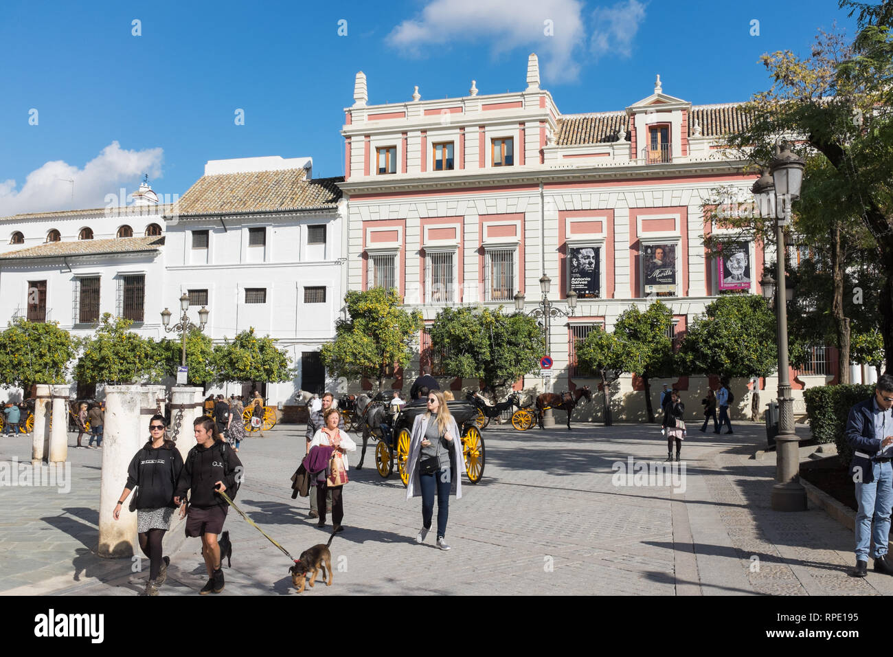 Touristen in Plaza Virgen de los Reyes in der Nähe der Kathedrale von Sevilla Stockfoto