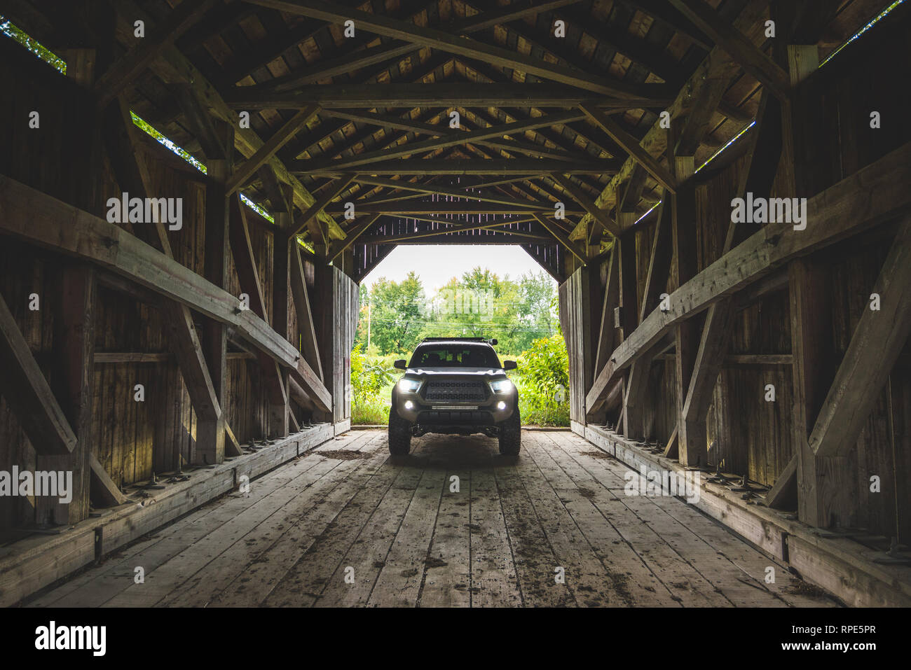 Lkw Fahren durch überdachte Brücke Stockfoto